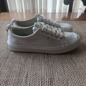 Cariuma Oca Low Women’s Sneakers – White Canvas, US 9 / EU 40, EUC